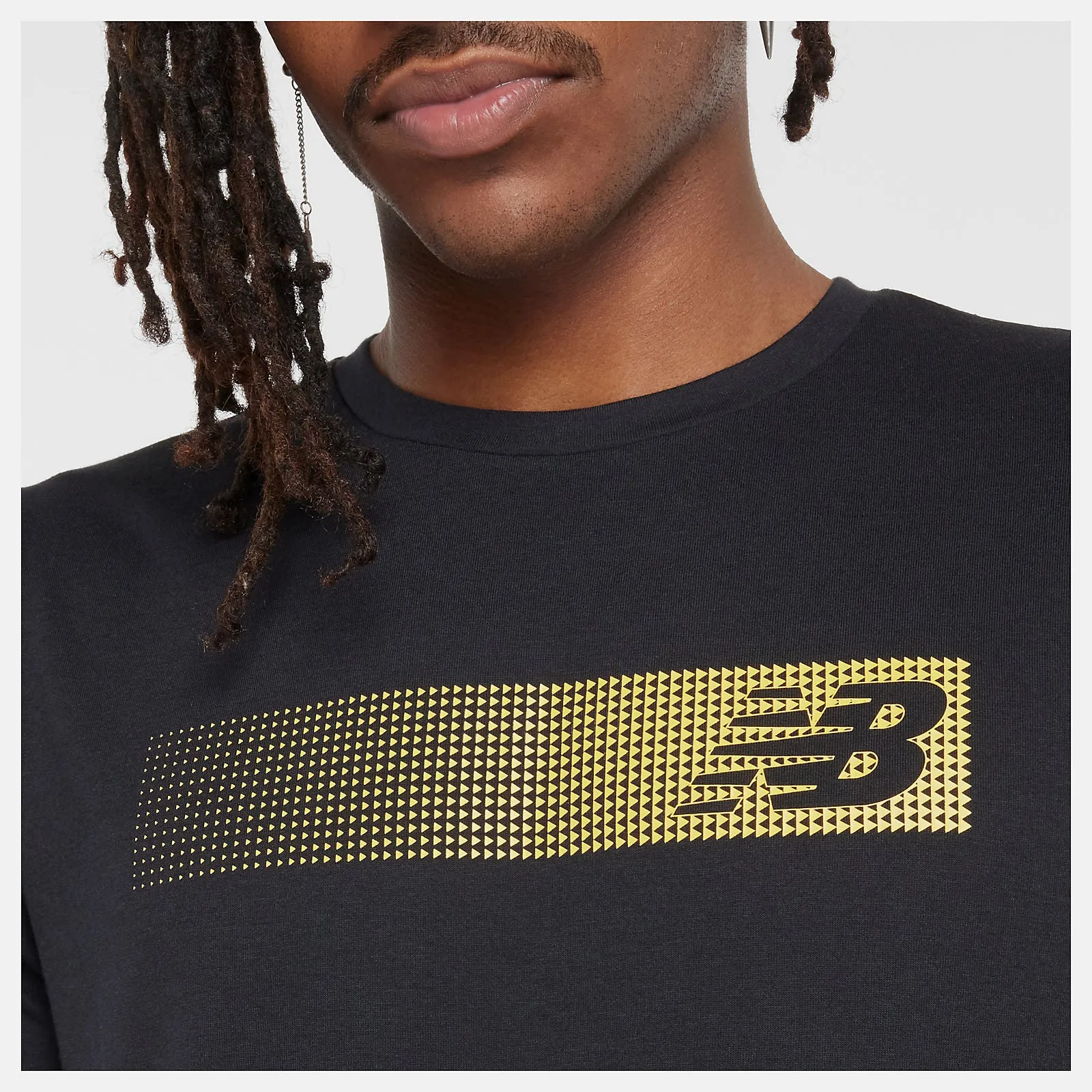 NEW BALANCE MEN'S ESSENTIALS HEATHERTECH GRAPHIC BLACK TEE