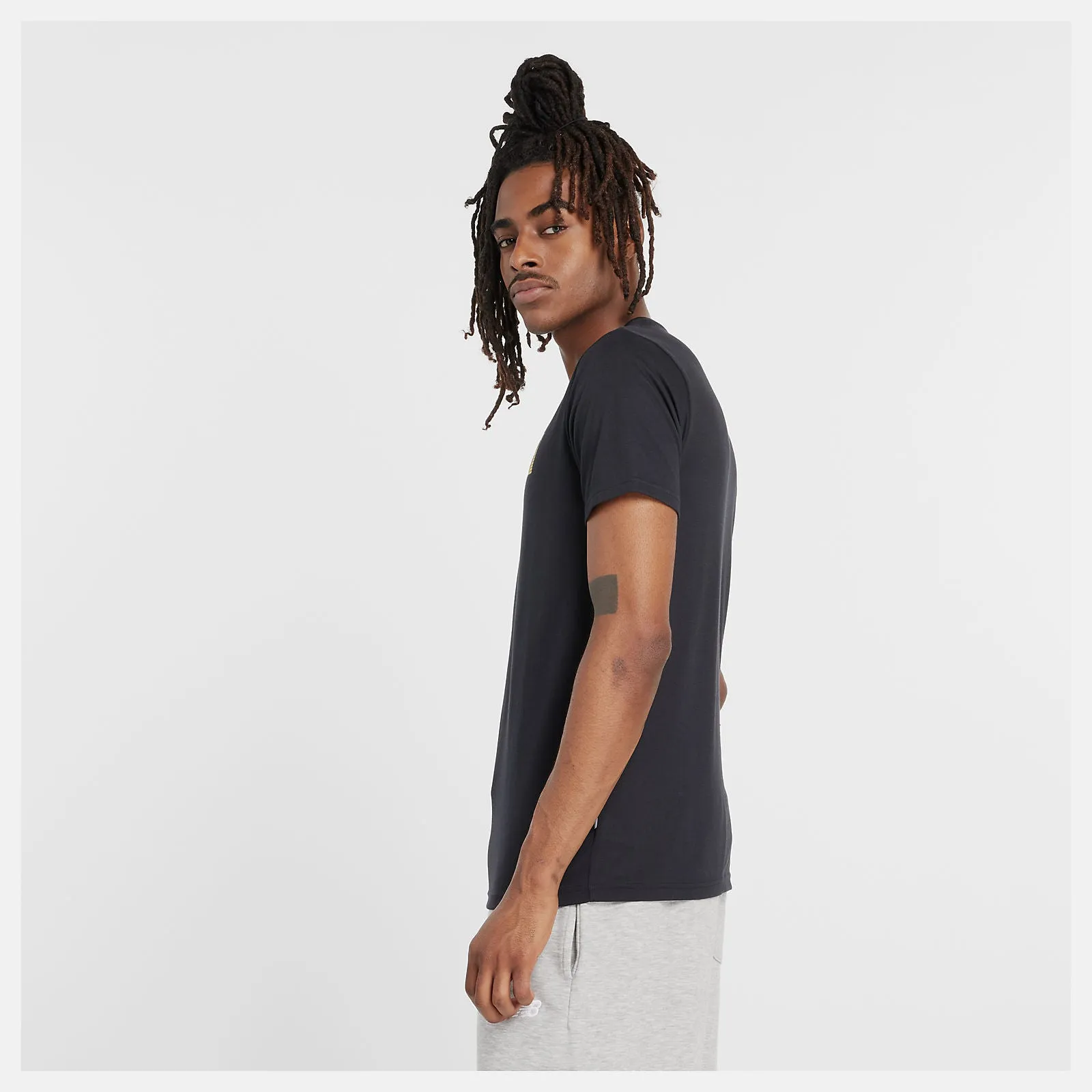 NEW BALANCE MEN'S ESSENTIALS HEATHERTECH GRAPHIC BLACK TEE