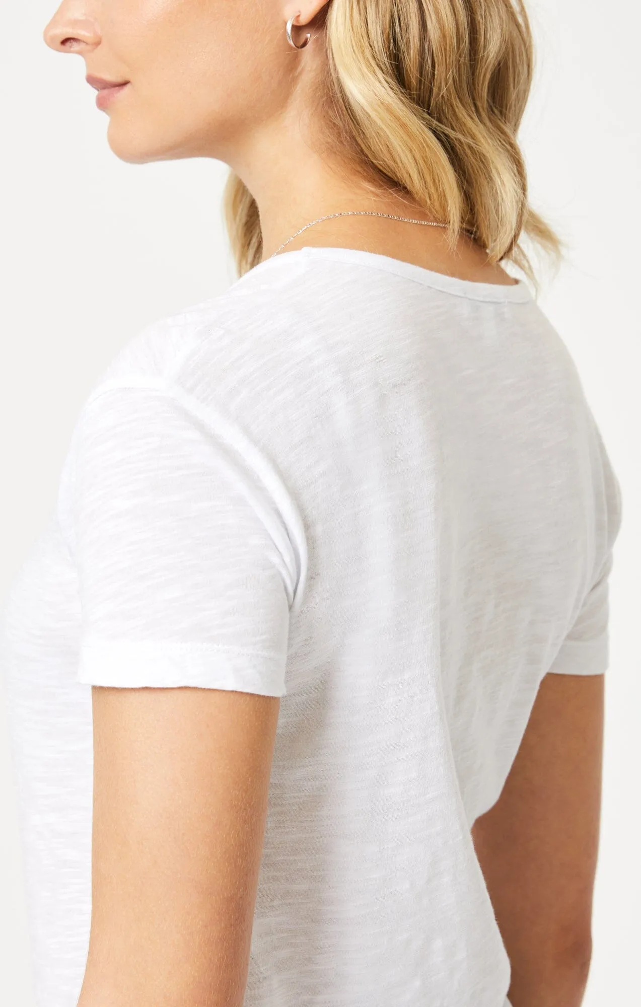 V-NECK T-SHIRT IN WHITE