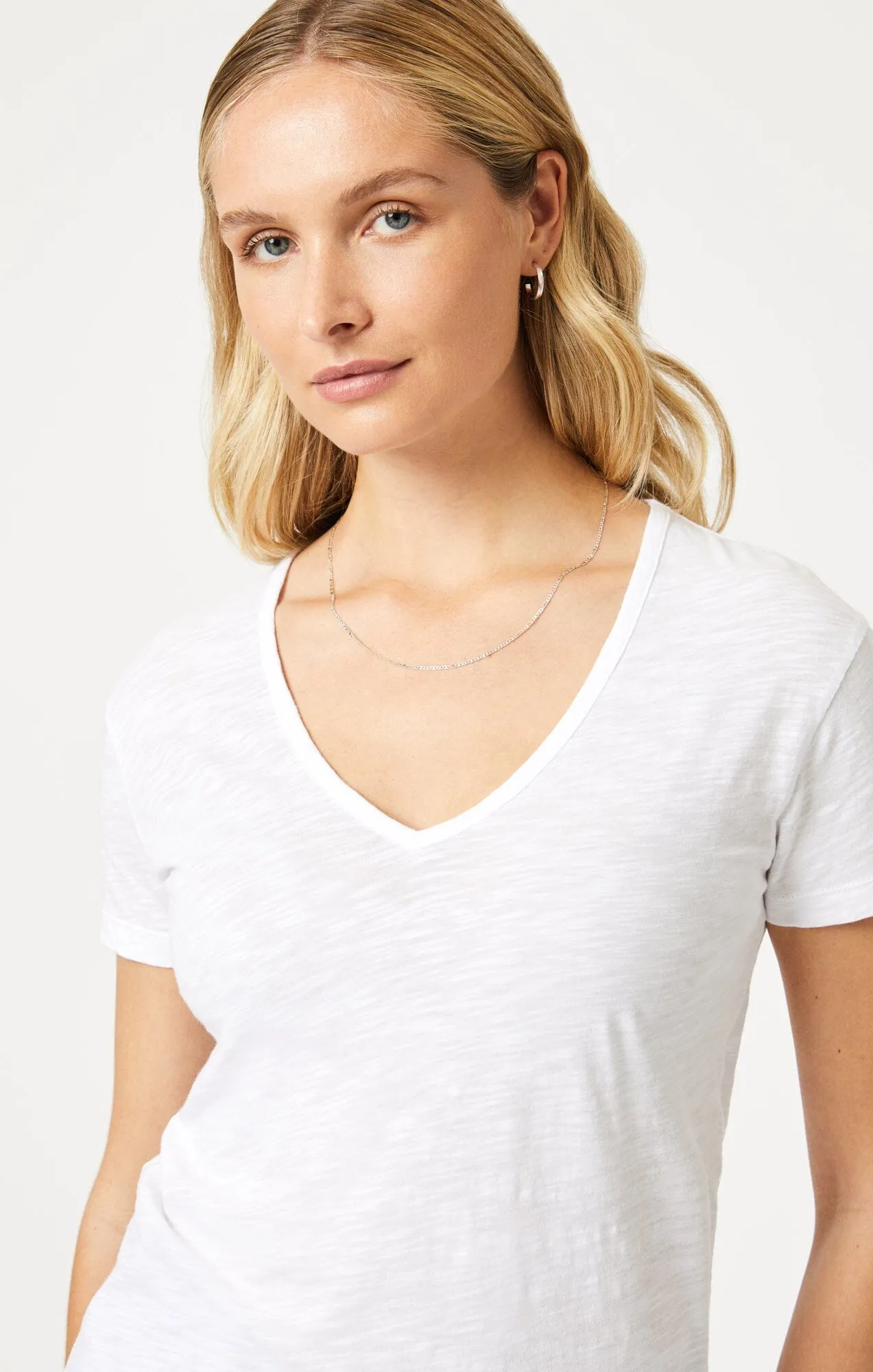 V-NECK T-SHIRT IN WHITE