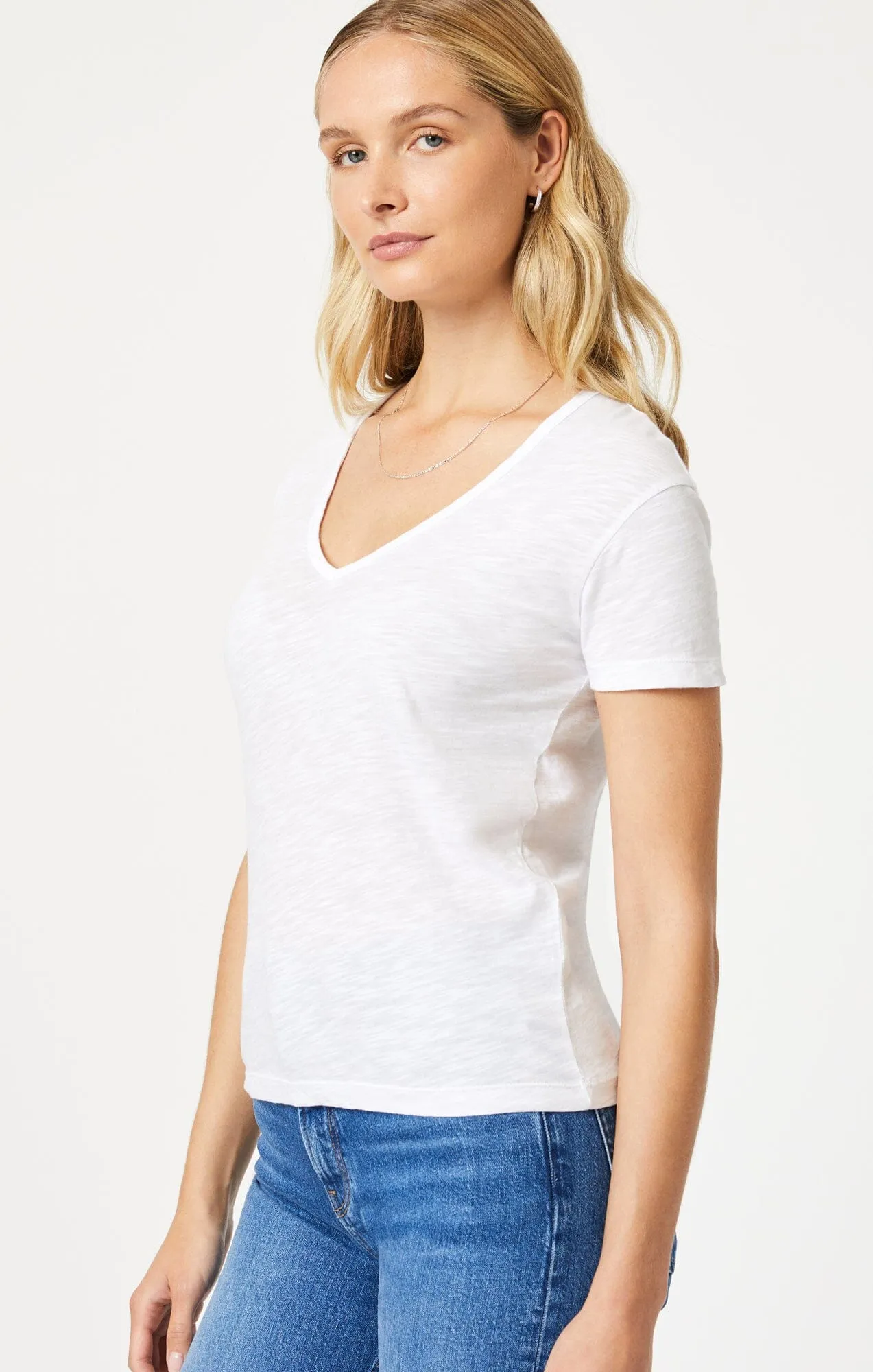 V-NECK T-SHIRT IN WHITE